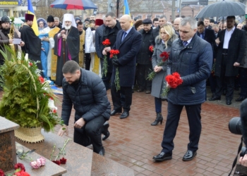 Слезы под дождем: в Николаеве еще раз почтили память Героев Небесной Сотни