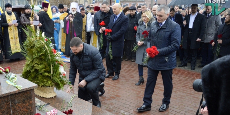 Слезы под дождем: в Николаеве еще раз почтили память Героев Небесной Сотни