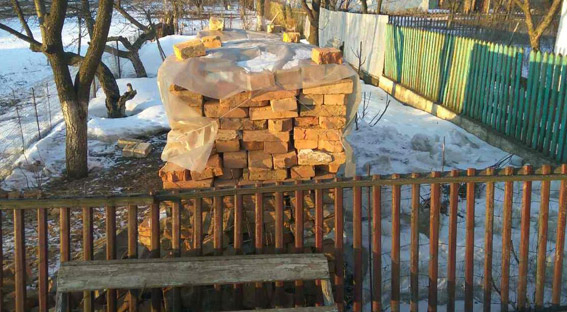 В Николаевской области селянин, чтобы построить сарай, разобрал дом односельчанки