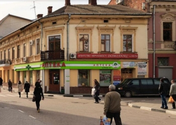 В Ивано-Франковске предпринимателям дали 5 месяцев на замену вывесок, чтобы они подходили городу