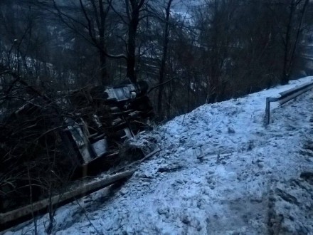 Автобус с пассажирами сорвался с 15-метрового обрыва в Закарпатской области 3