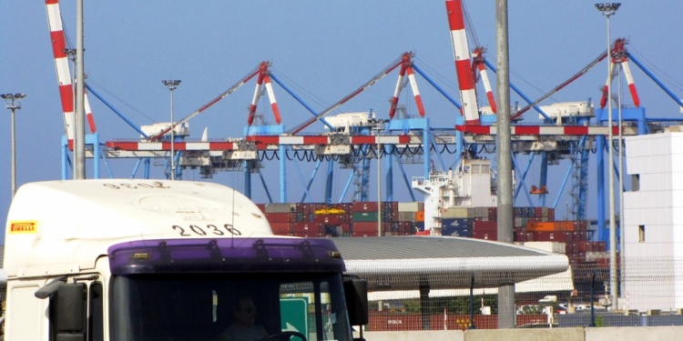 В Израиле кран упал на баржу. Второй раз за неделю