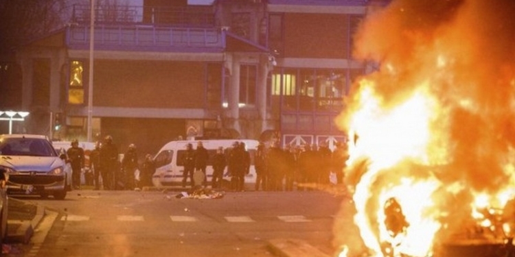 В пригороде Парижа беспорядки – протестуют против жестокости полиции