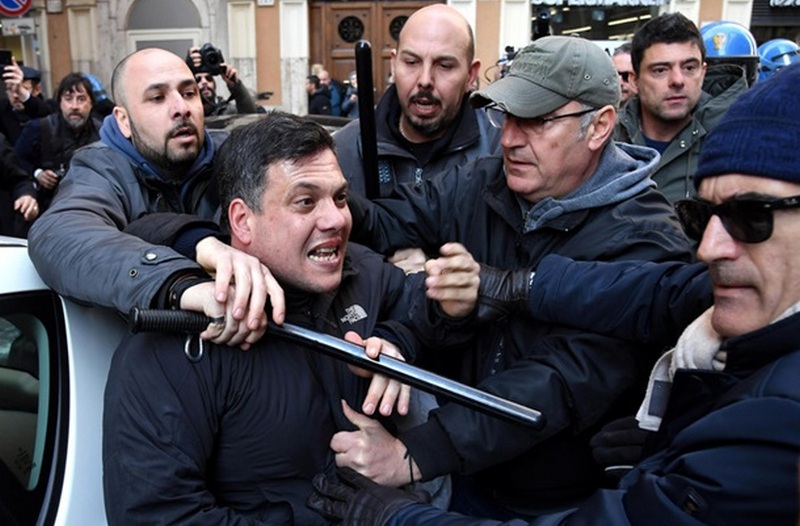 В Риме таксисты подрались с полицией из-за Uber 1