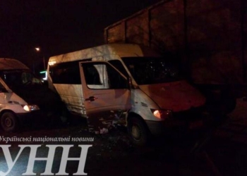 Две маршрутки протаранили зерновоз в центре Николаева