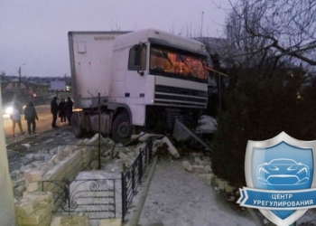 В Николаеве грузовик снес забор жилого дома и протаранил кафе