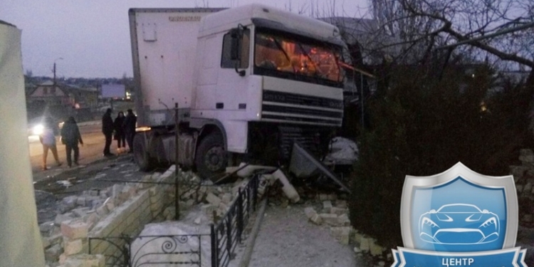 В Николаеве грузовик снес забор жилого дома и протаранил кафе