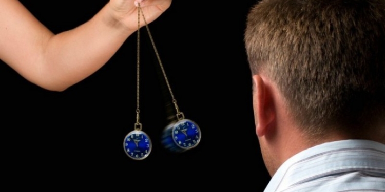 Грабит и расплачивается фальшивками. В Киеве преступник взял на вооружение гипноз