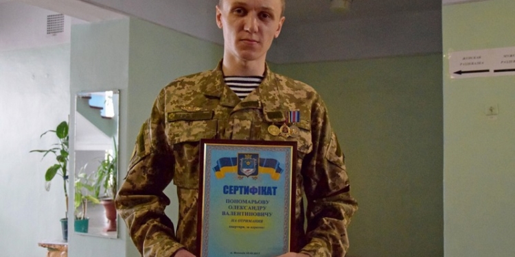 Николаевский “морской котик” Александр Пономарев получил сегодня сертификат на квартиру