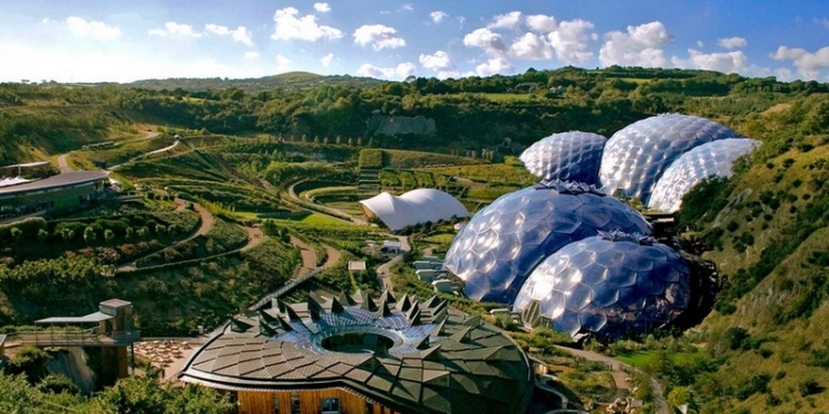 Не ждать лета от природы: в Исландии начали строить “оазисы вечного лета”