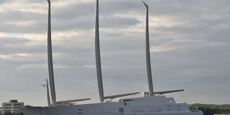 Это стоит увидеть: самую большую в мире яхту спустили на воду в Германии