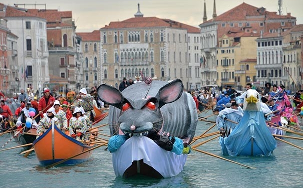 Две недели волшебства: в Венеции стартовал карнавал