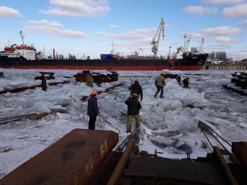 В Херсоне корабелы руками выгребали лед, пытаясь поднять судно в док на ремонт 1
