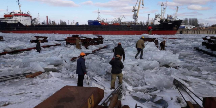 В Херсоне корабелы руками выгребали лед, пытаясь поднять судно в док на ремонт