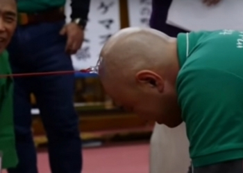 В Японии создали спортивный клуб для лысых, перетягивающих прикрепленные к голове веревки