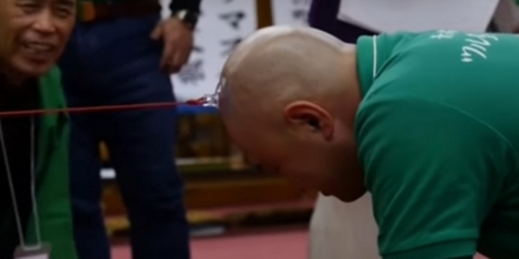 В Японии создали спортивный клуб для лысых, перетягивающих прикрепленные к голове веревки