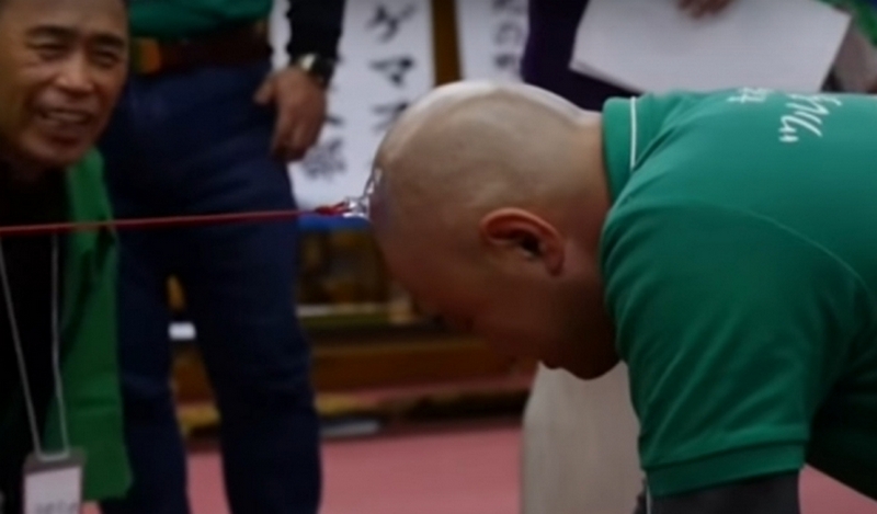В Японии создали спортивный клуб для лысых, перетягивающих прикрепленные к голове веревки 1