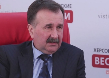 В Херсоне активист порвал пальто мэру Владимиру Миколаенко из-за нечищенных тротуаров и дорог