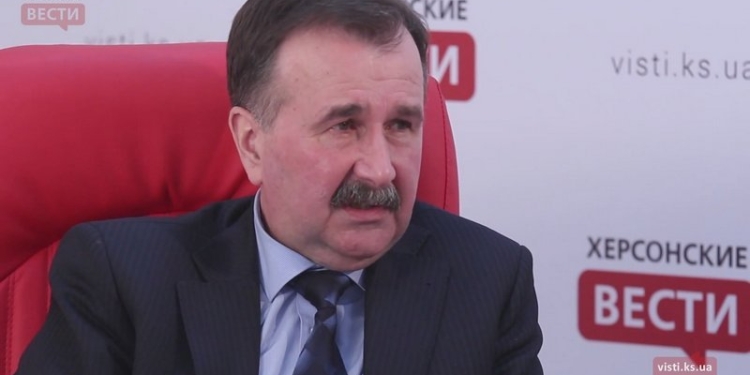 В Херсоне активист порвал пальто мэру Владимиру Миколаенко из-за нечищенных тротуаров и дорог