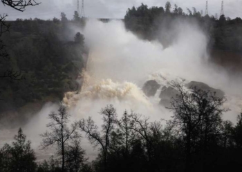 В США объявили срочную эвакуацию из-за угрозы прорыва самой большой плотины