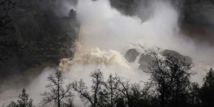 В США объявили срочную эвакуацию из-за угрозы прорыва самой большой плотины