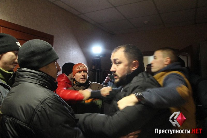 Атошники и "Азов" в Николаеве сорвали собрание организации Медведчука 1