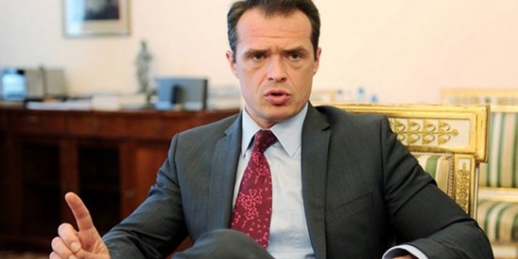 За интенсивность и особо важную работу. Омелян просит Гройсмана назначить главе “Укравтодора” стимулирующие выплаты до 300% оклада