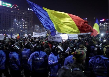 Премьер Румынии под давлением массовых протестов отказался от декриминализации коррупции