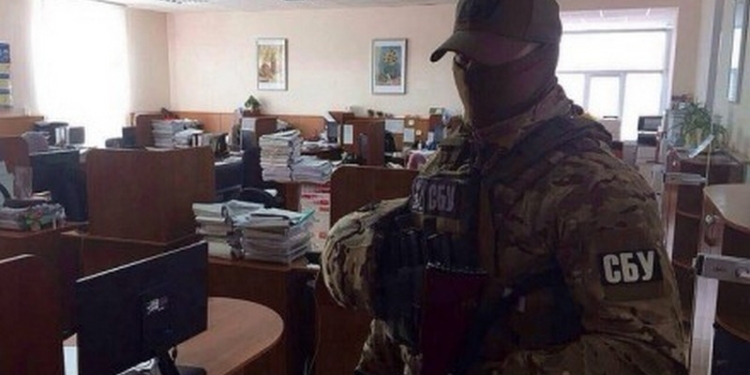 Топ-менеджмент “Херсоноблэнерго” поймали на хищениях крупных средств