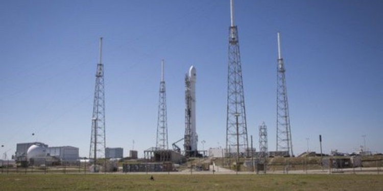 SpaceX отправит космических туристов вокруг Луны в 2018 году