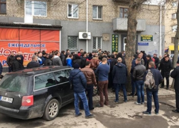 Попытка задержать таксиста без лицензии  в Николаеве привела к массовому конфликту и перекрытию проспекта