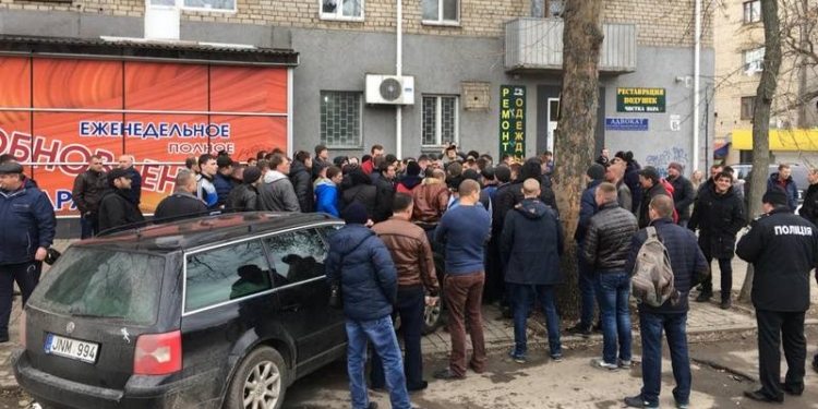 Попытка задержать таксиста без лицензии  в Николаеве привела к массовому конфликту и перекрытию проспекта