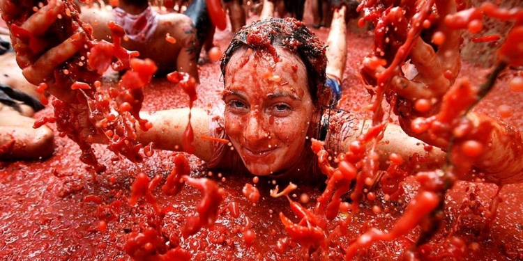 Томатное месиво под ногами. В Чили прошел веселый фестиваль