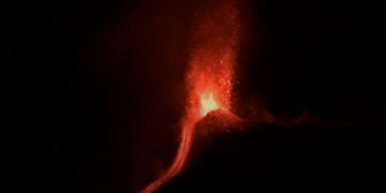 На Сицилии проснулся вулкан Этна – извержение лавы сопровождается взрывами и выбросом вулканических бомб