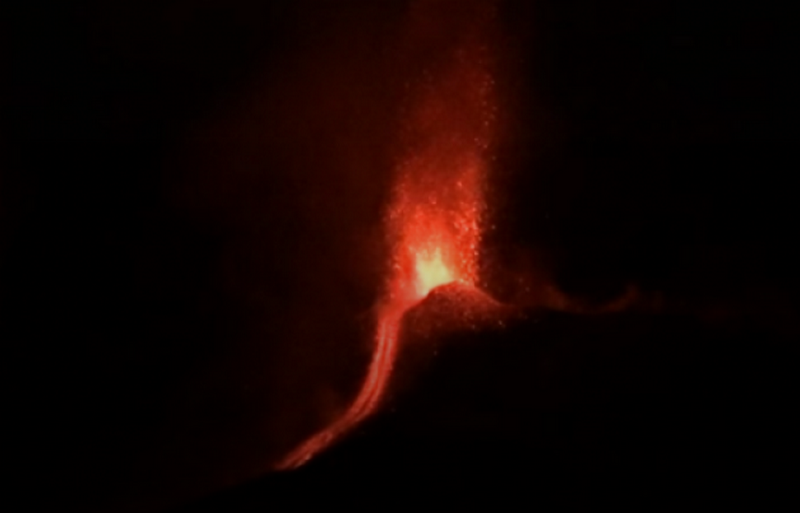 На Сицилии проснулся вулкан Этна – извержение лавы сопровождается взрывами и выбросом вулканических бомб 1