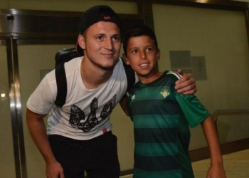 В Испании сорвался переход форварда сборной Украины, помогающего ВСУ: болельщики нового клуба обвинили футболиста в нацизме