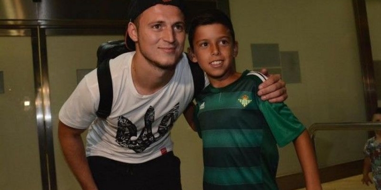 В Испании сорвался переход форварда сборной Украины, помогающего ВСУ: болельщики нового клуба обвинили футболиста в нацизме