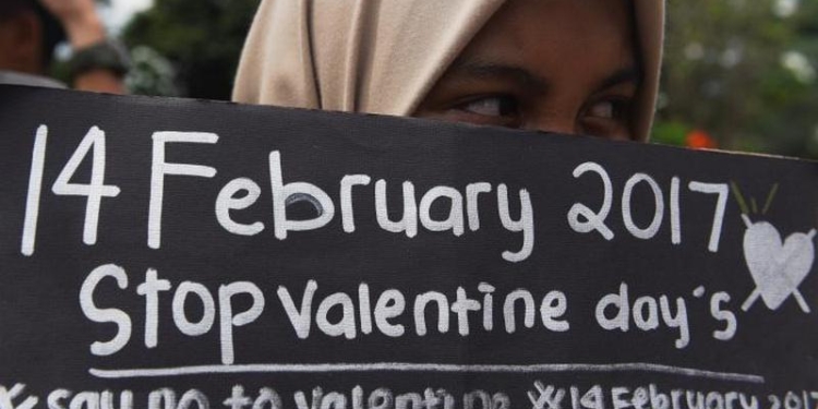 В Индонезии несколько регионов запретили День святого Валентина