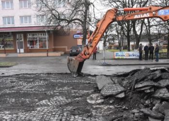Николаеву на заметку. На Закарпатье снимают асфальт с брусчатки – так выгоднее