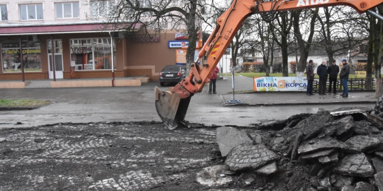 Николаеву на заметку. На Закарпатье снимают асфальт с брусчатки – так выгоднее