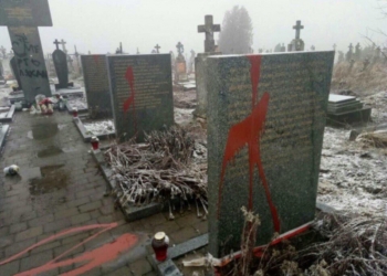 Во Львове осквернили памятник расстрелянным нацистами польским профессорам