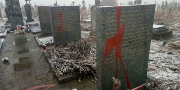 Во Львове осквернили памятник расстрелянным нацистами польским профессорам