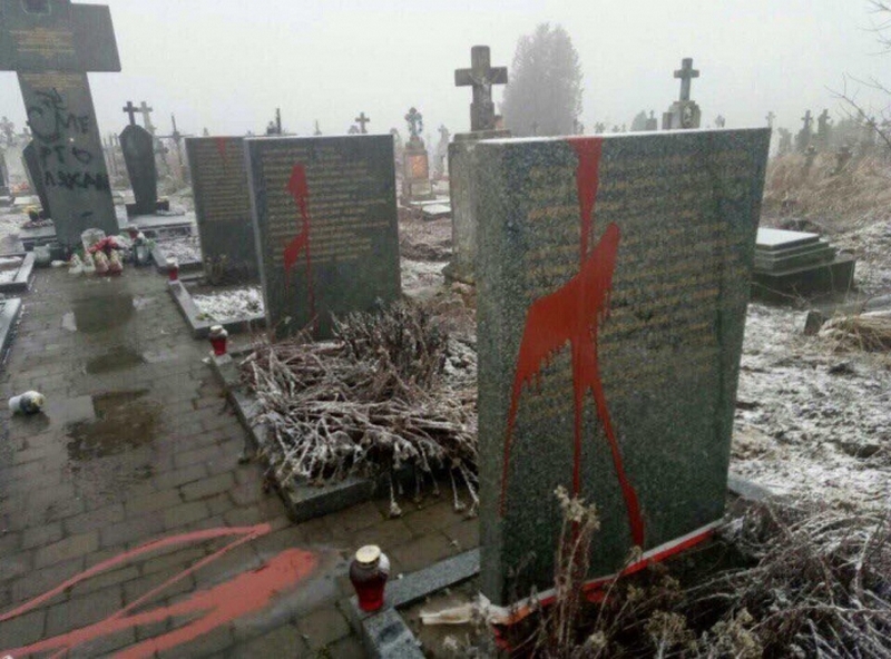 Во Львове осквернили памятник расстрелянным нацистами польским профессорам 2