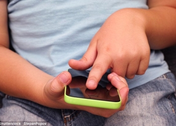 То, что дети чуть ли не рождаются с телефонами в руках, – это неплохо: в Англии 4-летний мальчик спас жизнь своей матери