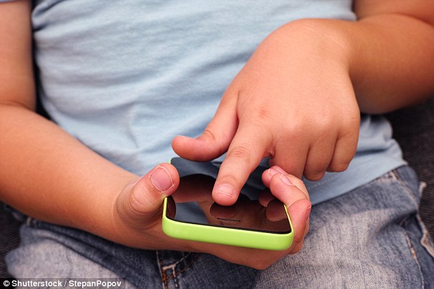 То, что дети чуть ли не рождаются с телефонами в руках, - это неплохо: в Англии 4-летний мальчик спас жизнь своей матери 1