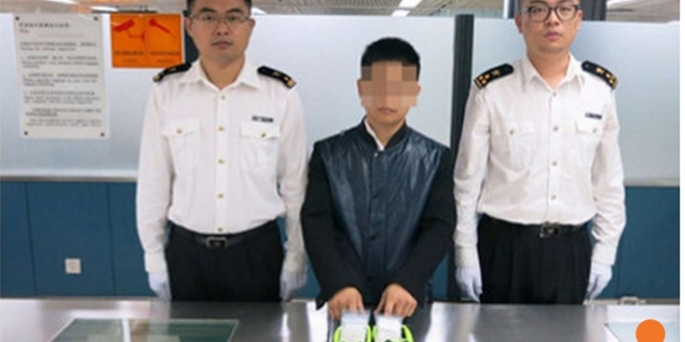 Контрабандист из Гонконга пытался в кроссовках пронести в Китай 1000 алмазов