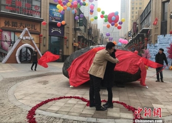 Она хотела большой камень! Китаец, делая предложение своей девушке, подарил ей 33-тонный метеорит