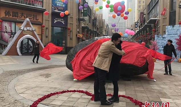 Она хотела большой камень! Китаец, делая предложение своей девушке, подарил ей 33-тонный метеорит