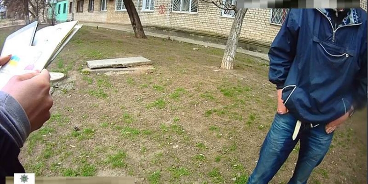 По улицам Николаева пьяный гражданин ходил с двумя паспортами – с настоящим и поддельным