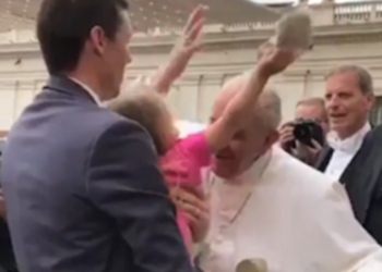 А Папа смеялся: понтифика в Ватикане чуть не обокрали на глазах у всех